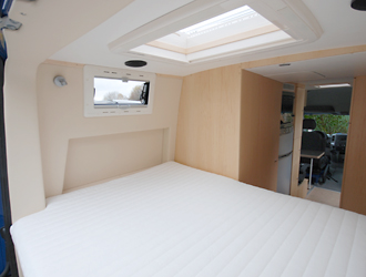 L-Betten von außen im Mercedes Sprinter Kastenwagen, Innenraum mit Einzelbetten in L Form