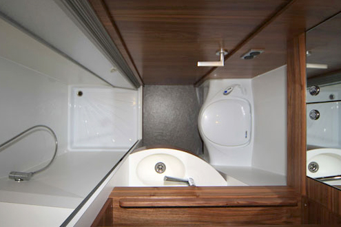 Bad des Impuls - Reisemobil mit separater Dusche und Duschtür als Schiebetür